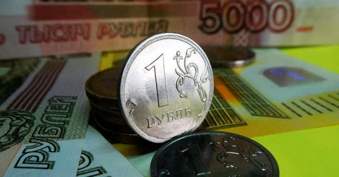 На открытии торгов 28 марта доллар и евро падают уже пятый раз подряд