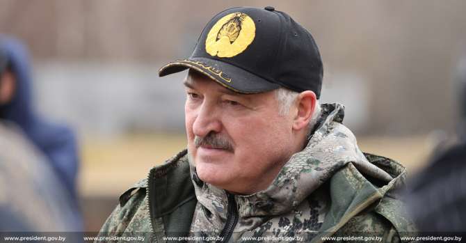 Посмотрите, как председатель Логойского райисполкома испуганно смотрит на Лукашенко
