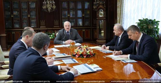 Лукашенко: «Если рухнет экономика, никому никакой курс не нужен будет»