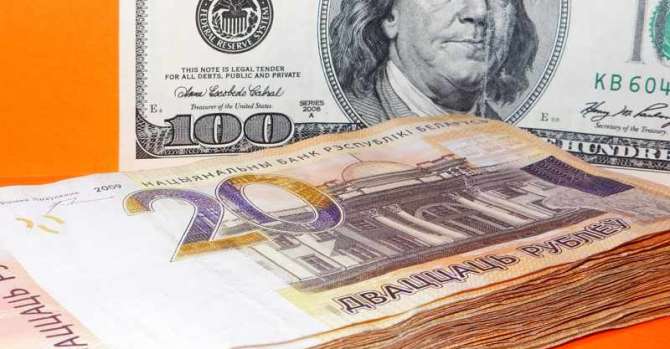 Доллар и евро уже третий раз подряд дорожают к белорусскому рублю утром 18 мая