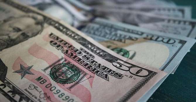 Доллар и евро заметно подешевели. Какие курсы валют установили обменники на выходные
