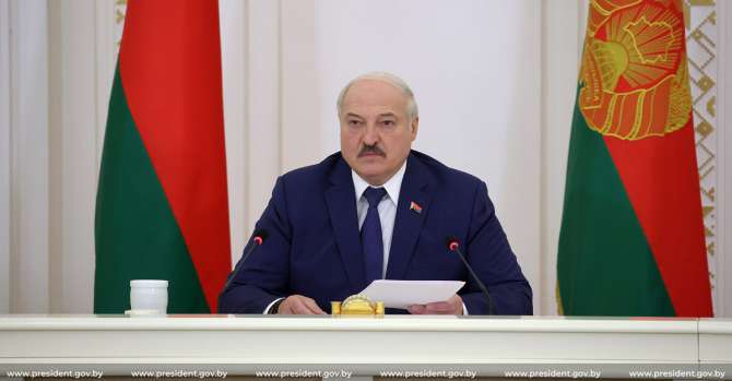 Лукашенко: «Мы уже наелись этой болтовни. Время военное»