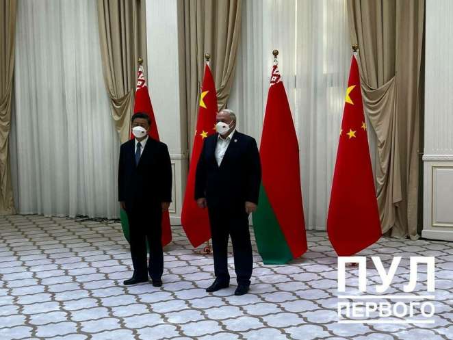 Унижение дня. Лукашенко заставили надеть «намордник» перед встречей с Си Цзиньпином