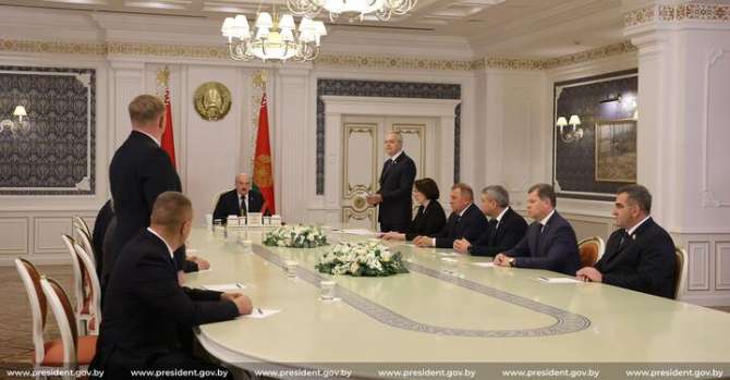 Лукашенко: «Высшее образование получили, в городе сидят — в ус не дуют»об