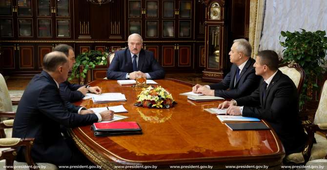 Лукашенко: «Лишних денег нет для того, чтобы ходить друг за другом и что-то наблюдать»