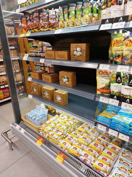 «Предлагают купить в коробках по 30 штук и фасовать по пакетикам». В некоторых магазинах начались трудности с яйцами