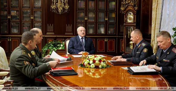 Lukashenko briefed on operational situation in Belarus