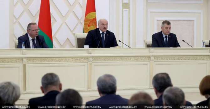 «Хотите под плеткой походить?!» Лукашенко упрекнул белорусов, понимающих свободу и независимость не так, как он