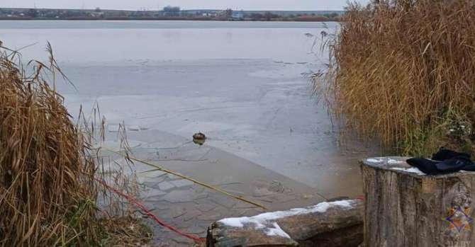 На Гродненщине спасатель прополз по льду 12 метров, чтобы достать людей из озера