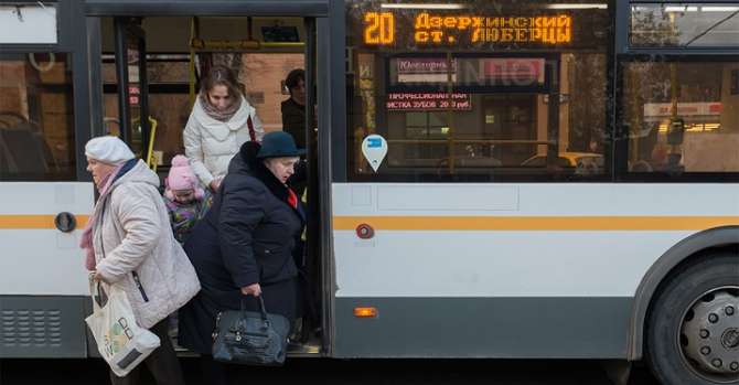 В Подмосковье пенсионерку жестоко вытолкали из автобуса за критику войны