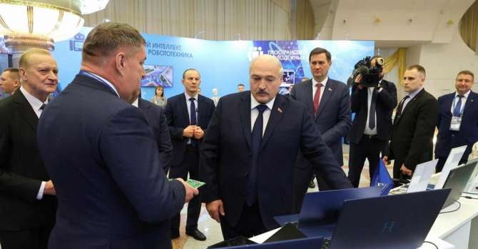 Лукашенко потребовал локализовать белорусский ноутбук до 70% к концу года