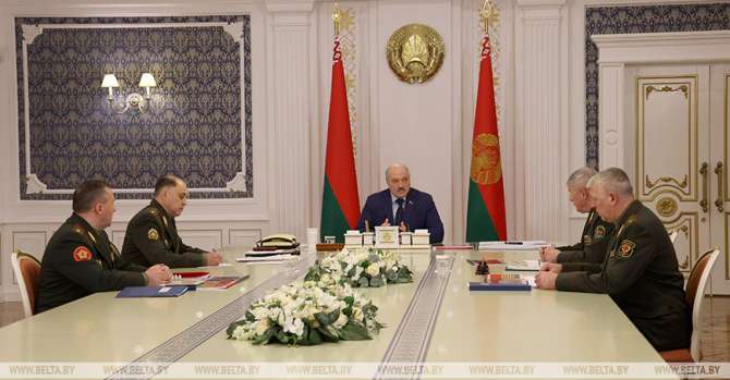 Lukashenko discusses situation along Belarus' border, refugees, army support