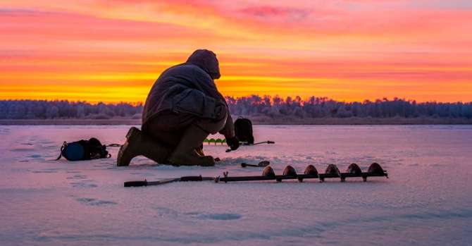 В Ганцевичском районе с дрейфующей льдины спасли двух рыбаков