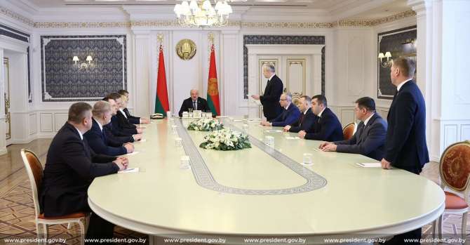 Лукашенко обратился к чиновникам: «Отступать некуда»