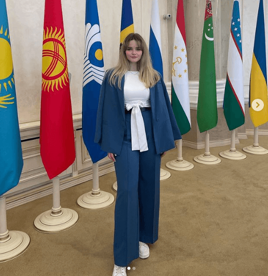 Нашли девушку с декольте, которая привлекла внимание ведущего соловьевской передачи