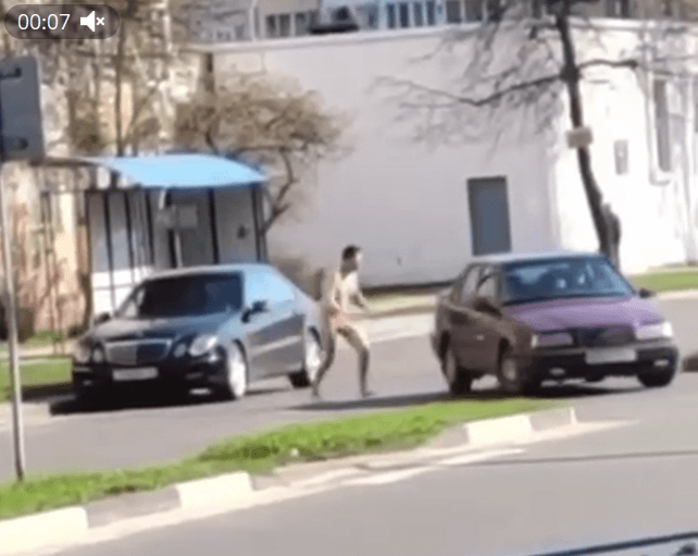 По Солигорску бегал голый мужчина и просил о помощи