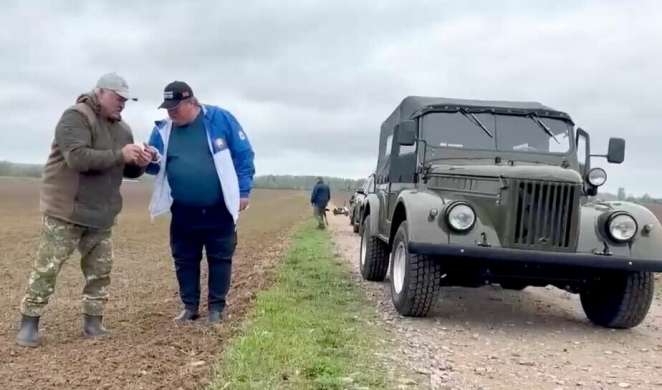 Одинокий Лукашенко в поле и охранник с автоматом