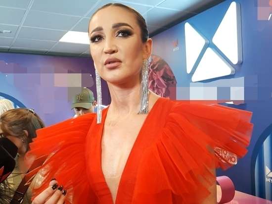 «Так кармически получилось». Бузова уехала в Рим в компании мужчины