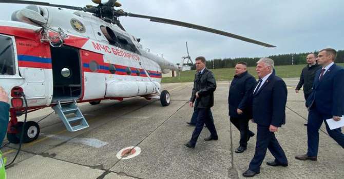 По примеру Лукашенко. Кухарев и Барсуков решили облететь Минск на вертолете