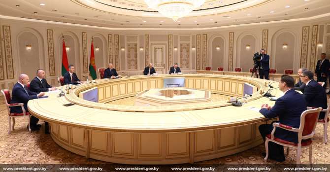 Лукашенко опять показали публике