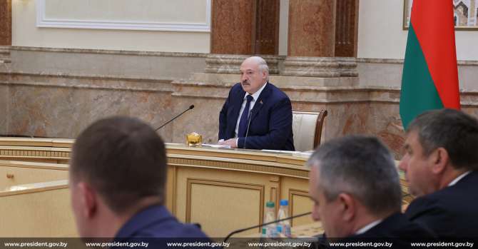 Лукашенко огорчил белорусов: «Вы еще мучаться со мной будете очень долго»