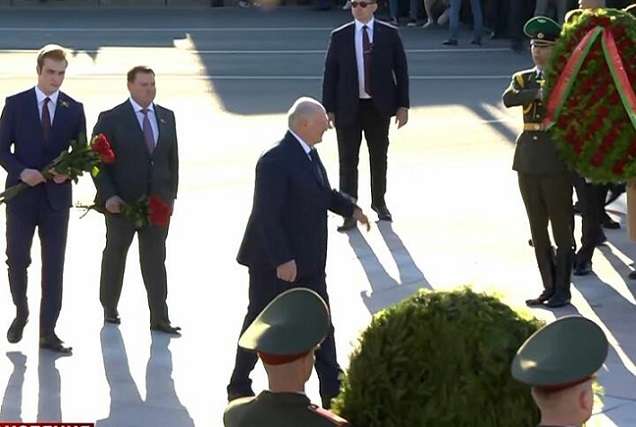 Больной Лукашенко не смог произнести речь на церемонии возложения венков в Минске