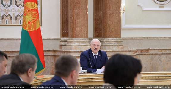 Лукашенко набросился на Пиневича: «До конца года вы мне все эти суставы замените!»