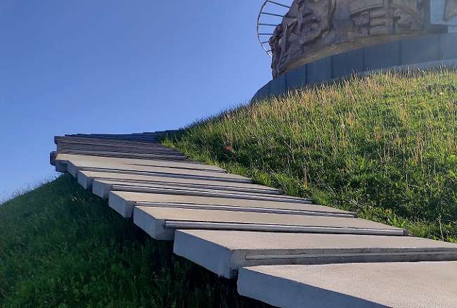 Шаткое положение. Под Минском разваливается реконструированный Курган Славы