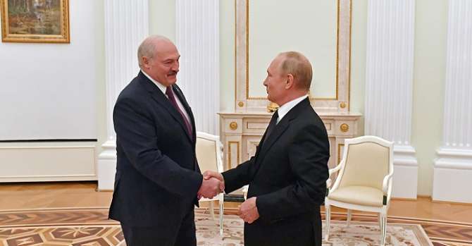 «Генерал КГБ»: Лукашенко заставили вымаливать прощение у Путина