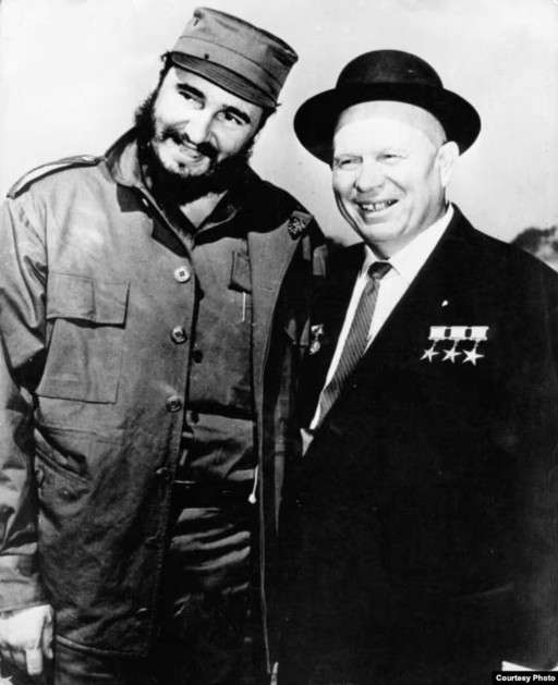 «Мудрый патриарх, которому разрешено больше, чем остальным». Какой образ пытается создать Лукашенко своим дресс-кодом