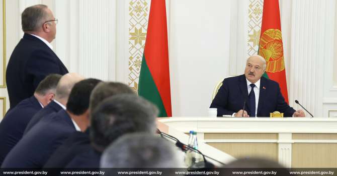 Лукашенко рассказал, что ниточки «молочного дела» тянутся в правительство