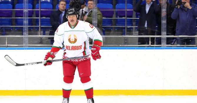 Крутящийся на льду Лукашенко с трясущейся головой стал посмешищем