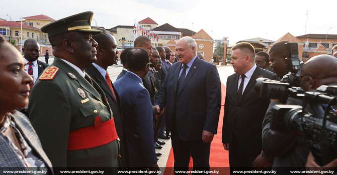 Лукашенко с большим трудом спустился c трапа самолета в Гвинее