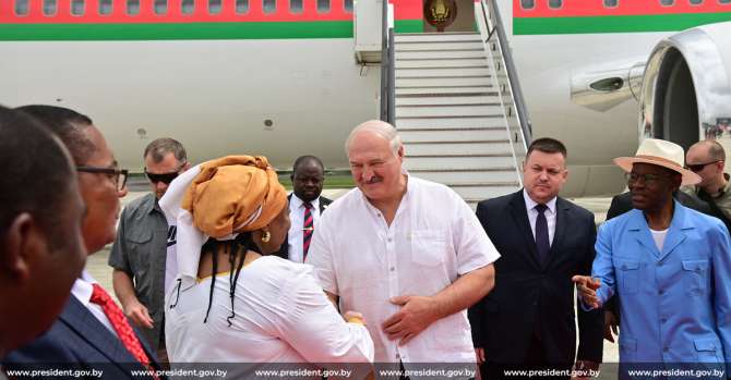 «Небезынтересно наблюдать за поведением пока еще живого, хотя и располневшего Лукашенко»
