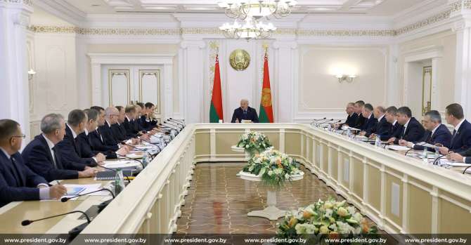 Лукашенко заставил премьер-министра взяться «за топор и лопату» и «вырубать хмызняк»