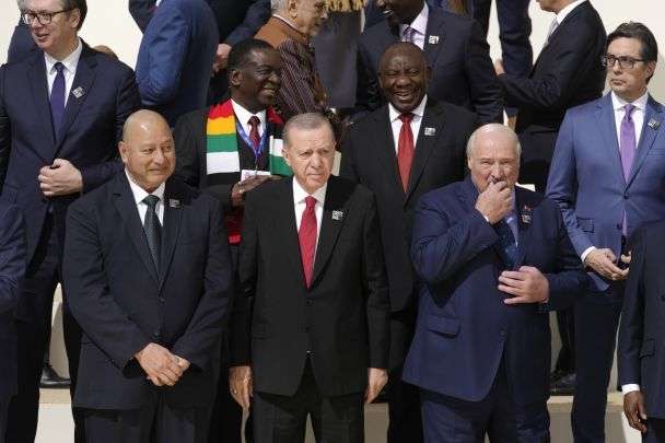 Лукашенко оказался рядом с королем Великобритании. Как это стало возможным?