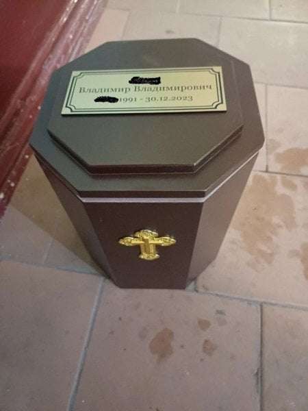 Россиянку шокировала урна с прахом Владимира Владимировича