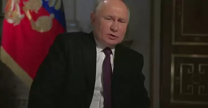 Проблемы с правой рукой и ногой: Путина начало корежить прямо на публике