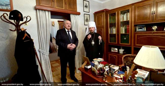 Лукашенко предостерег священников, чтобы не лезли в политику