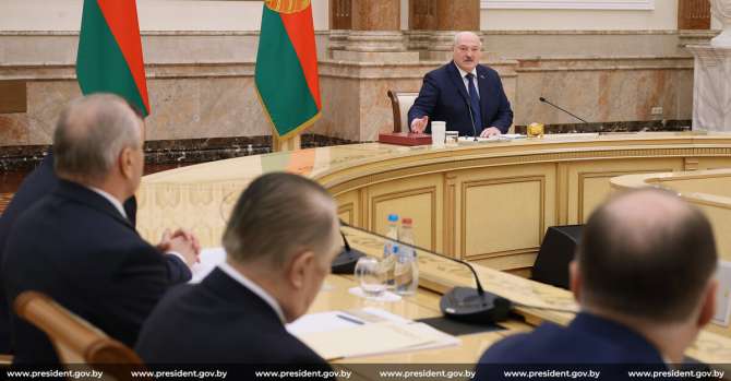 Лукашенко заявил, что не передаст власть ни «Петрову», ни «Сидорову»