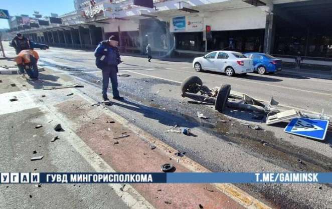 В центре Минска водитель Kia почувствовал себя плохо и снес дорожный знак
