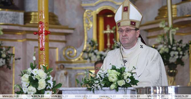 Lukashenko wishes Happy Easter to top Belarusian Catholic priest