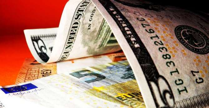 Доллар дешевеет в начале торгов 1 апреля на белорусской бирже