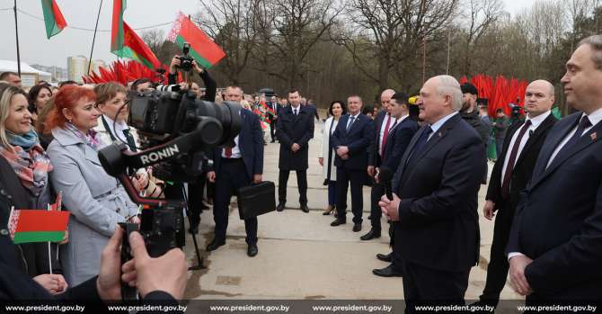 «До 10 тысяч рублей. Президентская зарплата». Лукашенко сравнил зарплаты медиков со своей