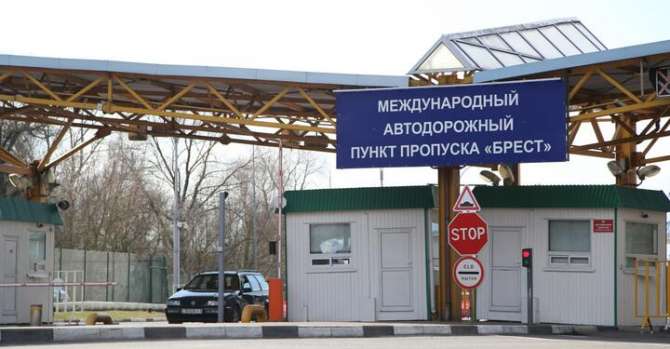Брестчан, ехавших из Польши в Беларусь, задержали на границе из-за колонки в авто