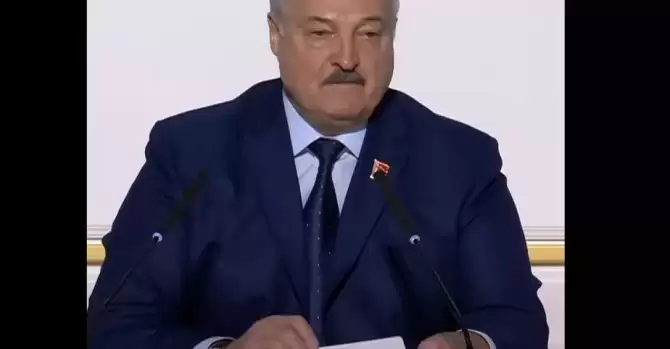Каким размером шрифта печатают для Лукашенко доклад, чтобы он видел буквы. Фотофакт