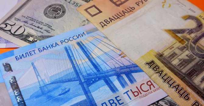 Доллар продолжил расти, а российский рубль падать на старте торгов 30 апреля