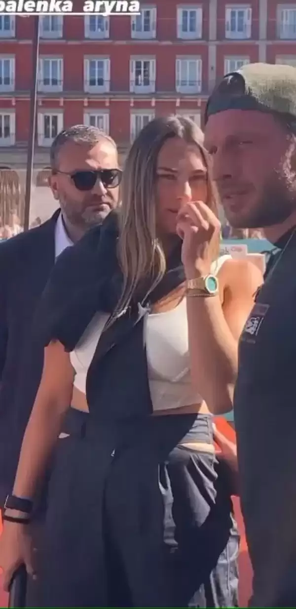 Женатый мужчина был с Соболенко в Штутгарте, и ему можно класть ей руку ниже талии