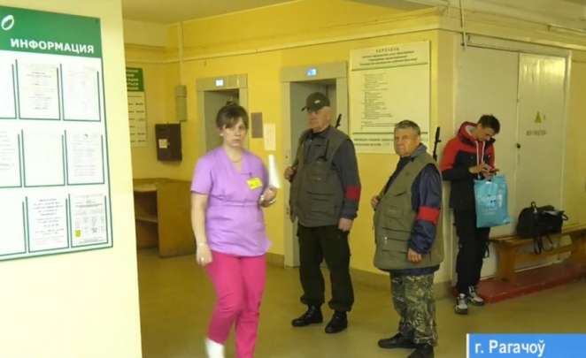 В Рогачеве пенсионеры с автоматами захватили поликлинику. Появились первые фото