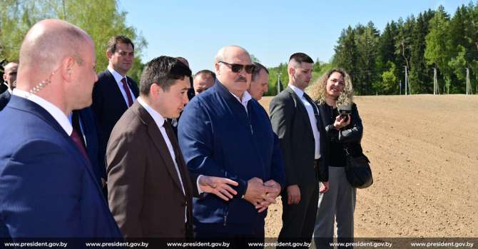 «Ищи зерно». Публичное унижение министра Лукашенко попало на видео